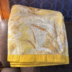 EUC Vintage Acrylic Wheat with Sunny Yellow Satin Trim 87.5”x71” Twin/Standard